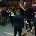 Vašington predvodio pesmu ispred Arene: Slavni klub, svima znan