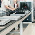 Drama na aerodromu! Ruka joj se zaglavila u skeneru, izgubila dijamant star 30 godina - a onda je usledio filmski preokret…