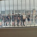 FOTO „Momci u crnom“ se skupljaju kod RTS u susret večerašnjem protestu u Beogradu, zaposleni u strahu