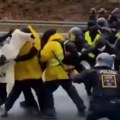 Pendrekom po bubrezima i vodenim topovima na blokadere: Nemačka policija bije zgubidane kao volove u kupusu (video)