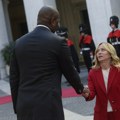 (Foto, video) Pola metra razlike u visini: Rukovanje Đorđe Meloni i predsednika Mozambika hit na društvenim mrežama
