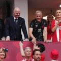 Infantino potpisao zastavu Rusije VIDEO