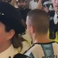 Najluđi Argentinac na planeti: U dresu Mesija uleteo u masu Engleza usred Londona, policija ga jedva izvukla