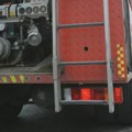 Gori nisko rastinje na periferiji Kruševca, vatrogasne ekipe na terenu