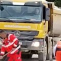 Teretnjak u punoj brzini uleteo u gradilište i odneo dva života