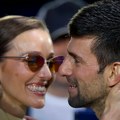 Jelena Đoković u nikad kraćoj haljini: U Novakovom zagrljaju iznenadila pink izdanjem (foto)