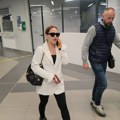 (Video) Bez trunke šminke, a nosi torbu od 7.000 evra Uhvatili smo poznate pevačice na aerodromu, evo kako izgledaju kada…