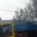 Plavi kamion mu pobegao sa šlepera, narod ga jurio po livadi: Hit-snimak opet obilazi region, ljudima tera suze na oči…