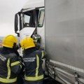 Vatrogasci seku kamion da izvuku povređenog vozača posle udesa: Detalji nesreće kod Beščanskog mosta