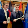 Vučić premijeru Bavarske poklonio reket Novaka Đokovića