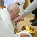 Papa Franja prao i ljubio stopala ženama FOTO