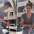 Dragana Mićalović čisti ispred zgrade u kojoj je kupila stan i priča sama sa sobom: Dohvatila se metle, a evo za šta se…