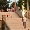 Crveni baloni, vatromet, on kleči, a ona u crvenoj haljini: Romantična prosidba na Kalemegdanu deli se društvenim mrežama…