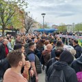 VIDEO Građansko-politički maraton: Posle 12 sati protesta građana, aktivisti SNS sklanjaju štandove