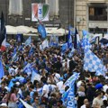 Maradona u centru svega: Nestvarne scene u Napulju pred meč sezone (video)