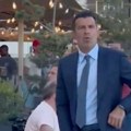 Izbegnut fizički sukob: Navijač Barselone provocirao Figa, pa se brzo pokajao (video)