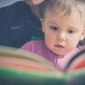 Sve manje roditelja čita deci: Umor, ekrani i manjak vremena prete pismenosti