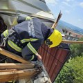 Drama u Boru sa srećnim krajem! Dečak propao kroz svetlarnik sa krova zgrade i zaglavio se, vatrogasci ga izvlačili užetom...…