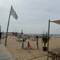 Da li vidite šta nije u redu na ovoj plaži? Ležaljke 30 evra, a svi gledaju samo u jedno