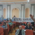 SRCE: Maskirane osobe iz Niša obezbeđivale sednicu skupštine u Zaječaru, podnete prijave