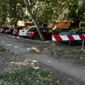I posle više od mesec dana od pucanja vodovodne cevi, trotoar u Blagoja Parovića i dalje u rupama