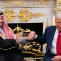 Trump kao Deda Mraz za saudijskog princa