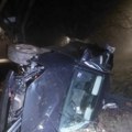 (Foto) Jeziv prizor kod Rume: Automobil izleteo sa puta i prevrnuo se, jedna osoba teško povređena