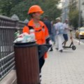 Čistila je ulice, a onda je skinula šlem sa glave: Svi zapanjeno gledaju u devojku zaposlenu u gradskoj čistoći