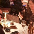 (Paparaco) Ana Nikolić čekala Raleta sama u restoranu Ovako je reagovala kad je došao i kad je videla kamere: Kompozitor u…