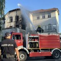 Požar u Čačku: Vatra zahvatila zgradu stare mlekare, vatrogasci gase požar u blizini železničke stanice