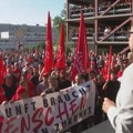 Haos u nemačkom gigantu! Desetine hiljada zaposlenih u "Mercedesu" izašlo na ulice: Protestuju protiv plana štednje