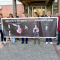 Zloupotreba žrtava femicida: Aktivisti "Kreni promeni" izveli performans ispred policijske stanice dok su podnosili prijave…