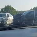 Nesreća kod Umke: Smrskana kola, srča i metal po putu, zaustavljen saobraćaj (foto, video)