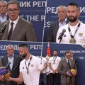 "Ako donesu zlato iz Pariza, svakome po 200.000 evra" Predsednik Vučić primio zlatne basketaše, dobio i poseban poklon