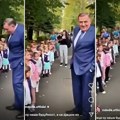Deca dočekala Milorada Dodika uzvikujući: „Đe si lopove“ (VIDEO)