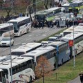 Autobusi sa SNS pristalicama stigli u Novi Sad: Kolaps saobraćaja na Limanu (VIDEO)