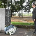 Vučić položio cveće u Malom Orašju: Obećavam da država neće dozvoliti pobedu zla nad pravdom i zverstva nad…