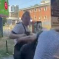 Radnik pekare brutalno šamara ženu na Banovom brdu! Pogledajte snimak stravičnog nasilja iz Beograda (video)