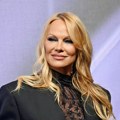 Godina se nimalo ne stidi: Pamela Anderson (57) podelila internet, evo kakva je prošetala crvenim tepihom