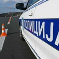 Dva policajca povređena kada je automobil udario u njihovo vozilo