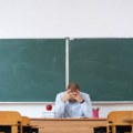 Horor u učionici: Učitelj prvaka digao za vrat, dete jaukalo od bolova