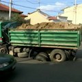 Kamion propao kroz asfalt u ulici Gospodara Vučića