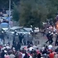 Snimak tuče ispred Marakane koji MUP „krije“: Policajci beže, padaju jedni preko drugih, navijači ih tuku, rukovodstvo ćuti…