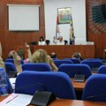 Sasvim obična sednica Gradskog veća: Gradonačelnik “diskutuje” a većnici samo dižu ruke