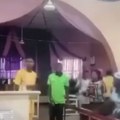 Узнемирујуће! Оружани напад у цркви током преноса уживо! Одјекују пуцњи, има отетих и мртвих (видео)