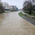Све службе на терену и спремне да реагују: Обилне падавине препуниле јаркове, канале и корита река у Лесковцу