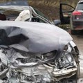 (Foto, video) Stravična nesreća kod Smedereva: Pokušao da zaobiđe vozilo auto-škole sa desne strane, pa uleteo u suprotnu…