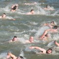 Plivanje za časni krst u Trsteniku se pretvorilo u trijatlon: Potonuo i otišao niz Moravu, građani trčali za njim i jurili ga…