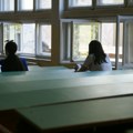 Gimnazija u Obrenovcu prešla na onlajn nastavu zbog krova koji prokišnjava: Roditelji besni, direktorka kaže – vreme učinilo…