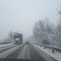 Putevi Srbije: Do pet centimetara snega na putevima u pojedinim delovima Srbije